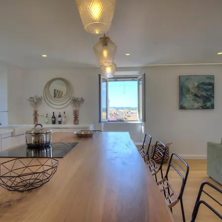 The Heritage Penthouse! Old Centre Apartment *
